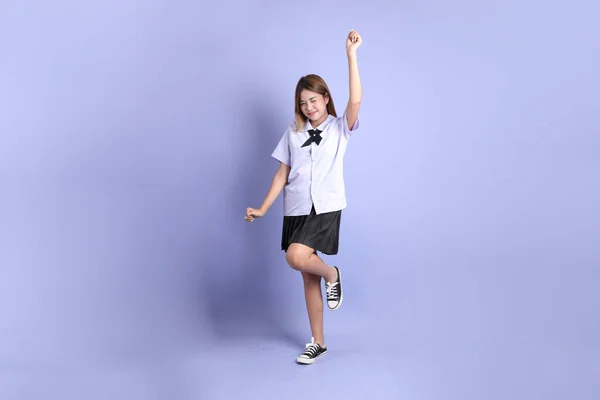 Asijské Dívka Thajské Studentské Uniformě Stojící Fialovém Pozadí — Stock fotografie