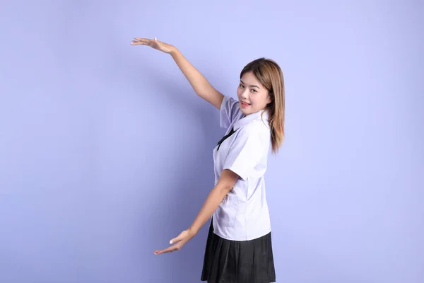 Ragazza Asiatica Uniforme Studentesca Tailandese Piedi Sullo Sfondo Viola — Foto Stock