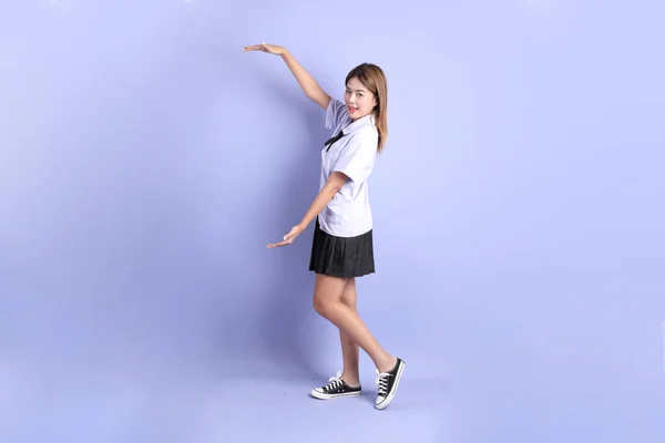 Asijské Dívka Thajské Studentské Uniformě Stojící Fialovém Pozadí — Stock fotografie