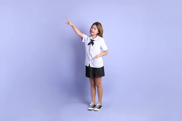 Азіатська Дівчина Тайській Студентській Формі Стоїть Фіолетовому Фоні — стокове фото
