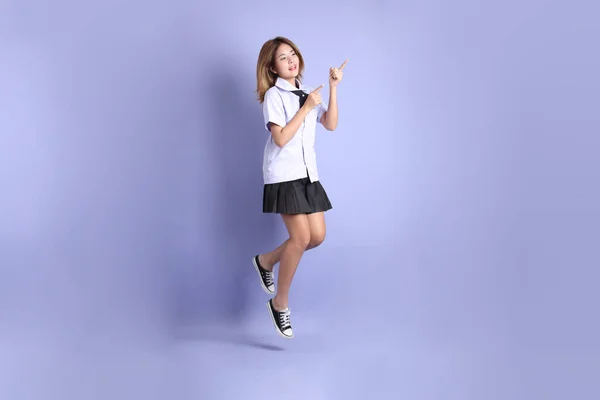 Den Asiatiska Flickan Thailändsk Student Uniform Stående Den Lila Bakgrunden — Stockfoto