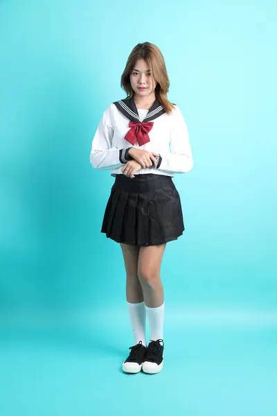 Chica Asiática Uniforme Estudiante Japonés Pie Sobre Fondo Verde — Foto de Stock