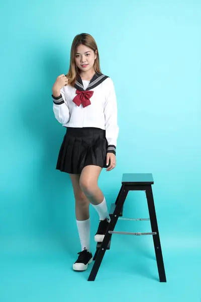 Ázsiai Lány Japán Diák Egyenruhában Széken Zöld Háttéren — Stock Fotó