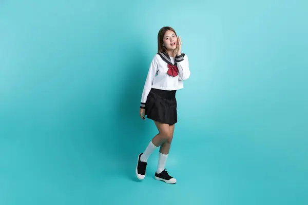 Den Asiatiska Flickan Japanska Student Uniform Stående Den Gröna Bakgrunden — Stockfoto