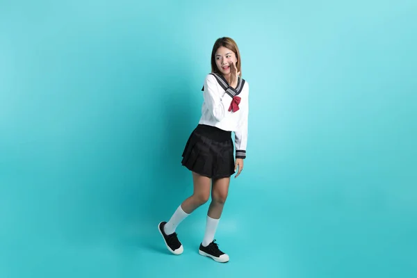 Азіатська Дівчина Японській Студентській Формі Стоїть Зеленому Фоні — стокове фото