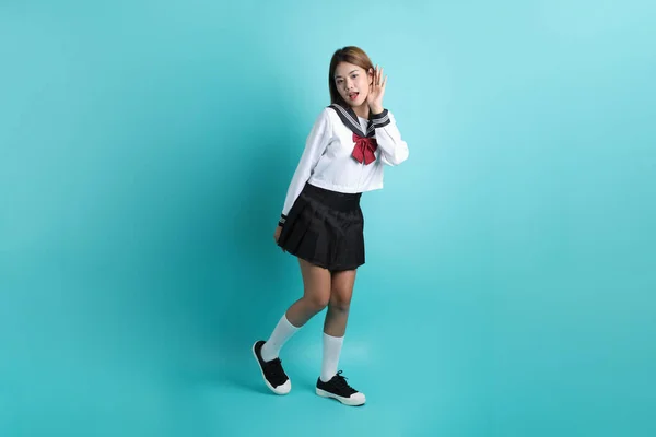 Yeşil Arka Planda Duran Japon Öğrenci Üniformalı Asyalı Kız — Stok fotoğraf
