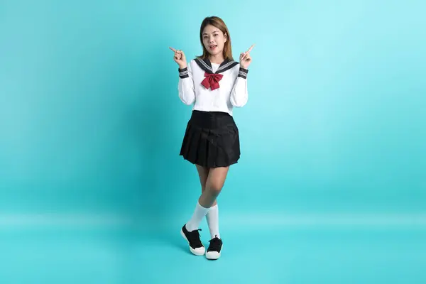 Азіатська Дівчина Японській Студентській Формі Стоїть Зеленому Фоні — стокове фото