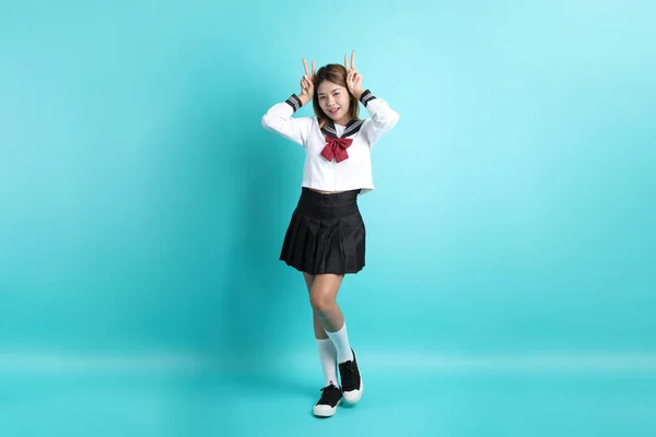 Den Asiatiska Flickan Japanska Student Uniform Stående Den Gröna Bakgrunden — Stockfoto