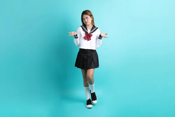 Yeşil Arka Planda Duran Japon Öğrenci Üniformalı Asyalı Kız — Stok fotoğraf