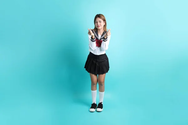 Das Asiatische Mädchen Japanischer Studentenuniform Steht Auf Dem Grünen Hintergrund — Stockfoto