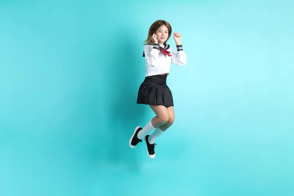 Asijské Dívka Japonské Studentské Uniformě Stojící Zeleném Pozadí — Stock fotografie