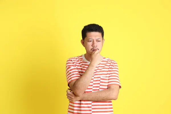 身穿休闲装的亚洲成年人站在黄色的背景上 — 图库照片