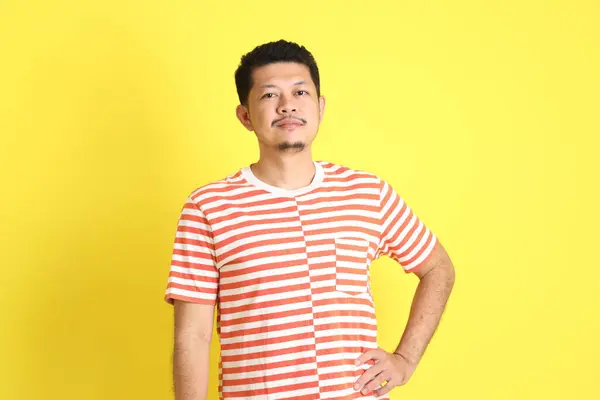 Hombre Asiático Adulto Ropa Casual Pie Sobre Fondo Amarillo — Foto de Stock
