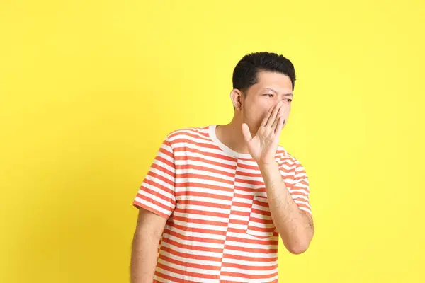 黄色の背景に立っているカジュアルな服の大人のアジア人男性 — ストック写真