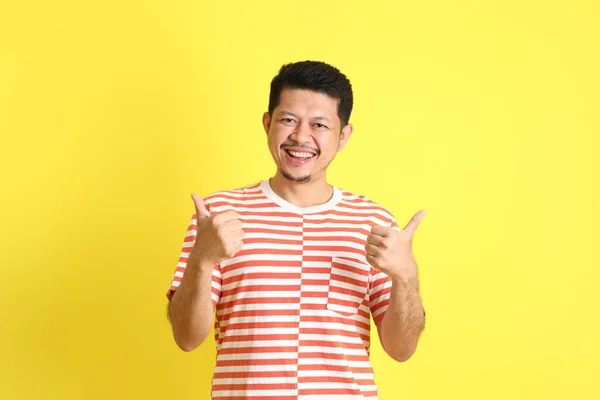 Dospělý Asijský Muž Ležérní Oblečení Stojící Žlutém Pozadí — Stock fotografie