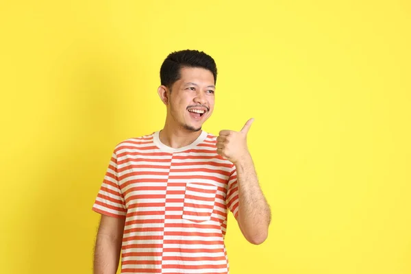 Den Vuxna Asiatiska Mannen Casual Kläder Står Den Gula Bakgrunden — Stockfoto