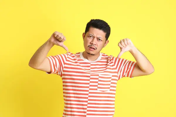 Den Vuxna Asiatiska Mannen Casual Kläder Står Den Gula Bakgrunden — Stockfoto
