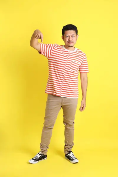 Homme Asiatique Adulte Vêtements Décontractés Debout Sur Fond Jaune — Photo