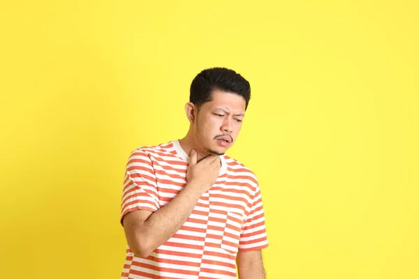 Hombre Asiático Adulto Ropa Casual Pie Sobre Fondo Amarillo — Foto de Stock