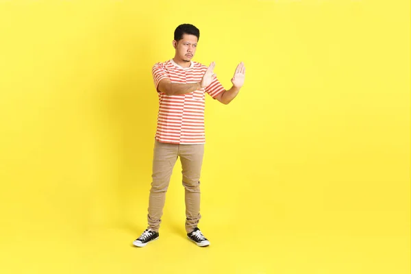 Der Erwachsene Asiatische Mann Lässiger Kleidung Steht Auf Gelbem Hintergrund — Stockfoto