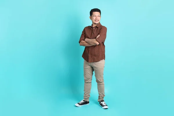Der Erwachsene Asiatische Mann Schicker Freizeitkleidung Steht Auf Dem Grünen — Stockfoto
