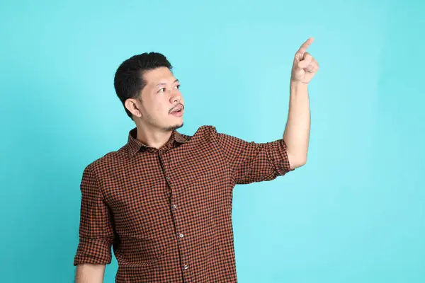Dospělý Asijský Muž Inteligentní Ležérní Oblečení Stojící Zeleném Pozadí — Stock fotografie