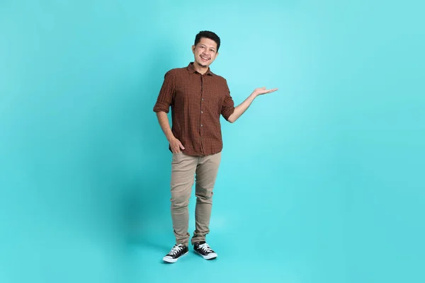 Den Vuxna Asiatiska Mannen Smarta Casual Kläder Står Den Gröna — Stockfoto
