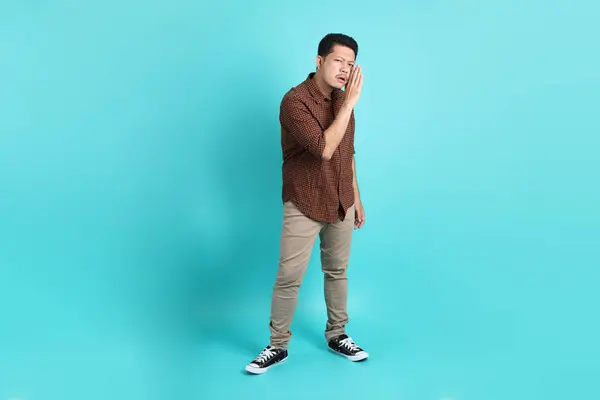 Yeşil Arka Planda Duran Şık Giysili Asyalı Yetişkin Adam — Stok fotoğraf