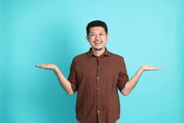 Hombre Asiático Adulto Ropa Casual Inteligente Pie Sobre Fondo Verde — Foto de Stock