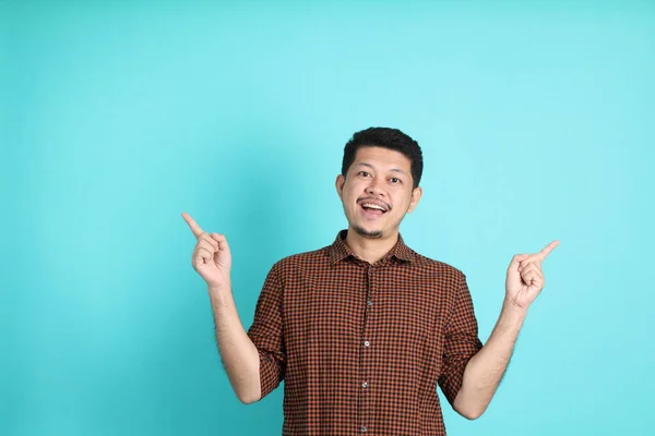 Hombre Asiático Adulto Ropa Casual Inteligente Pie Sobre Fondo Verde —  Fotos de Stock