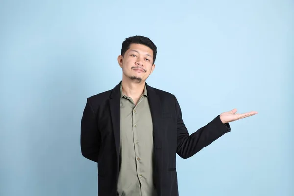 Yetişkin Adamı Asyalı Şık Giyinmiş Yeşil Arka Planda Duruyor — Stok fotoğraf