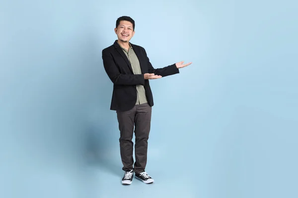 Dospělý Byznys Asijské Muž Inteligentní Ležérní Oblečení Stojící Zeleném Pozadí — Stock fotografie