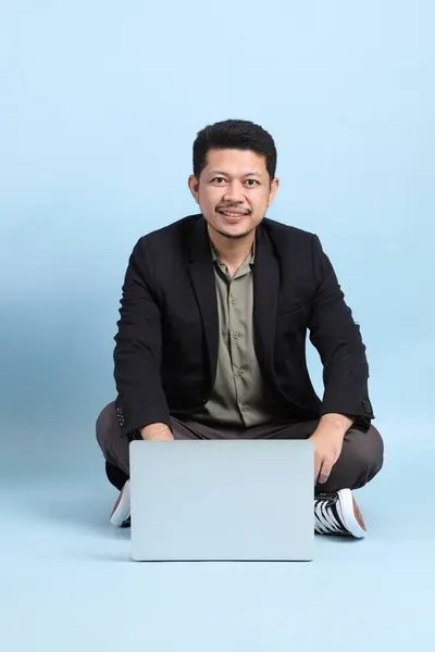 Dospělý Byznys Asiat Chytré Ležérní Oblečení Sedí Podlaze Zeleném Pozadí — Stock fotografie