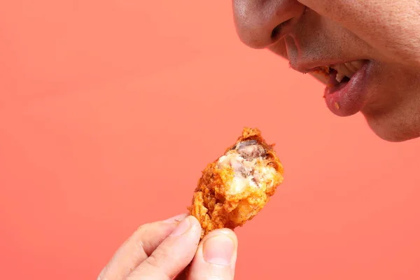 Den Asiatiska Mannen Äter Friterad Kyckling Orange Bakgrund — Stockfoto