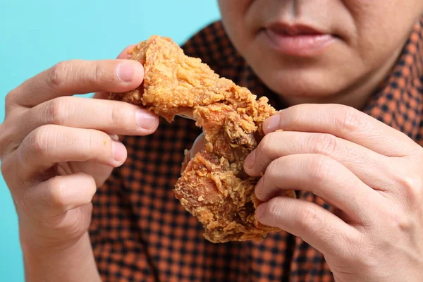 Den Asiatiska Mannen Äter Friterad Kyckling Den Gröna Bakgrunden — Stockfoto