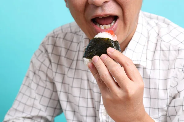 Uomo Asiatico Mangia Onigiri Sullo Sfondo Verde — Foto Stock
