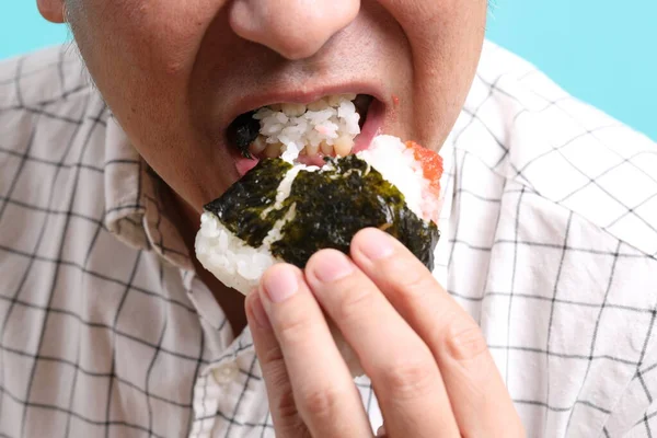 Hombre Asiático Comiendo Onigiri Sobre Fondo Verde — Foto de Stock