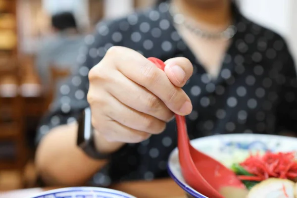 Femeia Asiatică Care Mănâncă Mâncare Restaurant — Fotografie, imagine de stoc