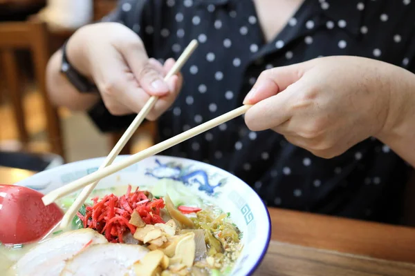 Asian Woman Eating Ramen Restaurant — Stock Photo, Image