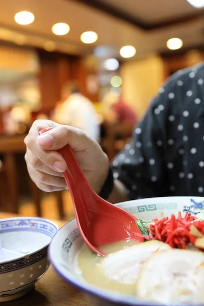 レストランでラーメンを食べるアジアの女性 — ストック写真