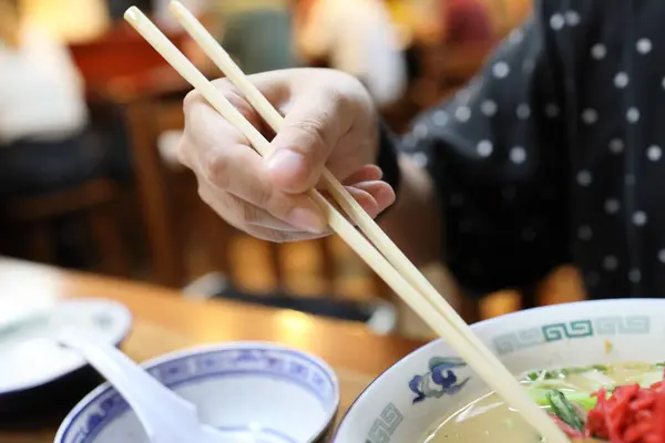 Aziatische Vrouw Die Ramen Eet Het Restaurant — Stockfoto