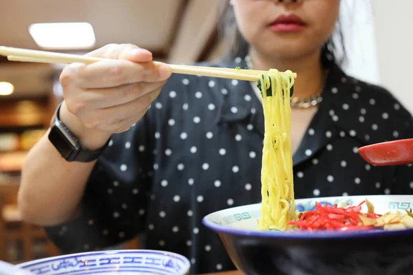 Asian Woman Eating Ramen Restaurant — Stock Photo, Image