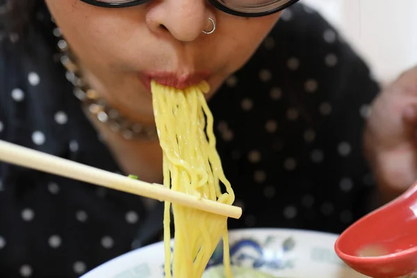 Die Asiatin Isst Ramen Restaurant — Stockfoto