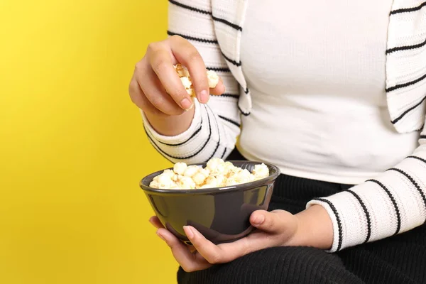 Aziatische Vrouw Houden Popcorn Hand Gele Achtergrond — Stockfoto