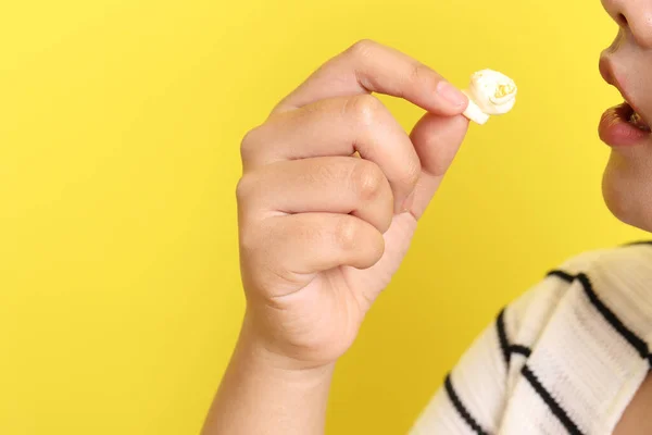 Aziatische Vrouw Eten Popcorn Uit Hand Gele Achtergrond — Stockfoto