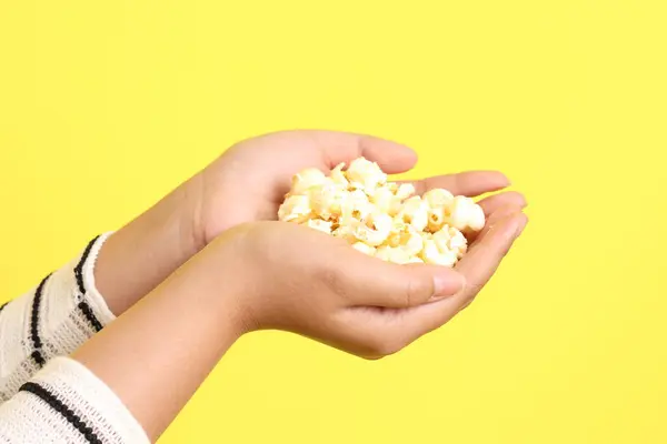 Asijská Žena Drží Popcorn Ruce Žlutém Pozadí — Stock fotografie