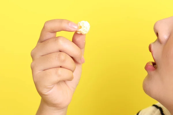 Aziatische Vrouw Eten Popcorn Uit Hand Gele Achtergrond — Stockfoto
