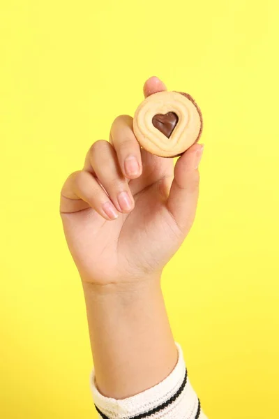 Mulher Asiática Segurando Biscoitos Mão Fundo Amarelo — Fotografia de Stock