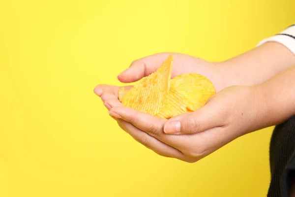 Die Asiatin Mit Kartoffelchips Der Hand Auf Gelbem Hintergrund — Stockfoto