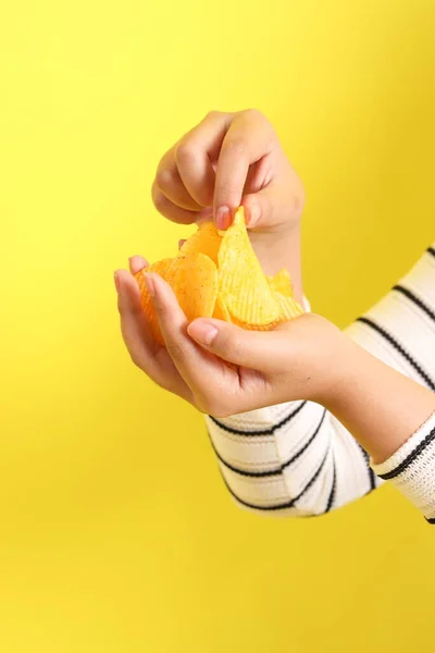 Die Asiatin Mit Kartoffelchips Der Hand Auf Gelbem Hintergrund — Stockfoto